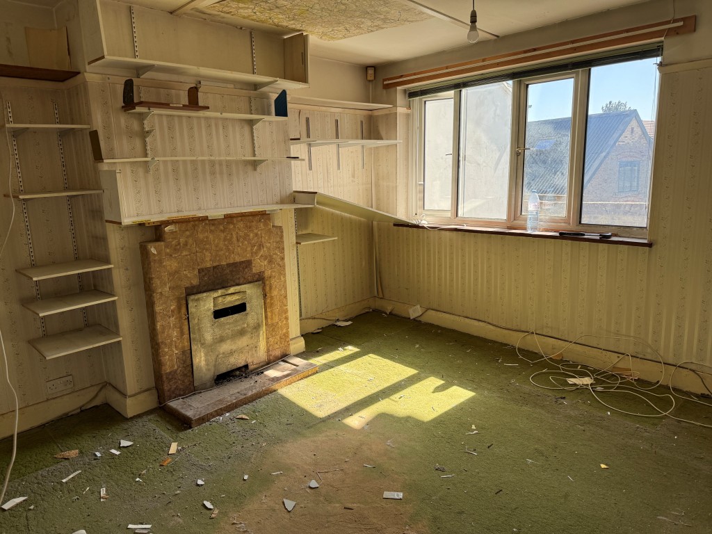 Lot: 133 - MAISONETTE IN NEED OF UPDATING WITH POTENTIAL TO SUB-DIVIDE - Reception